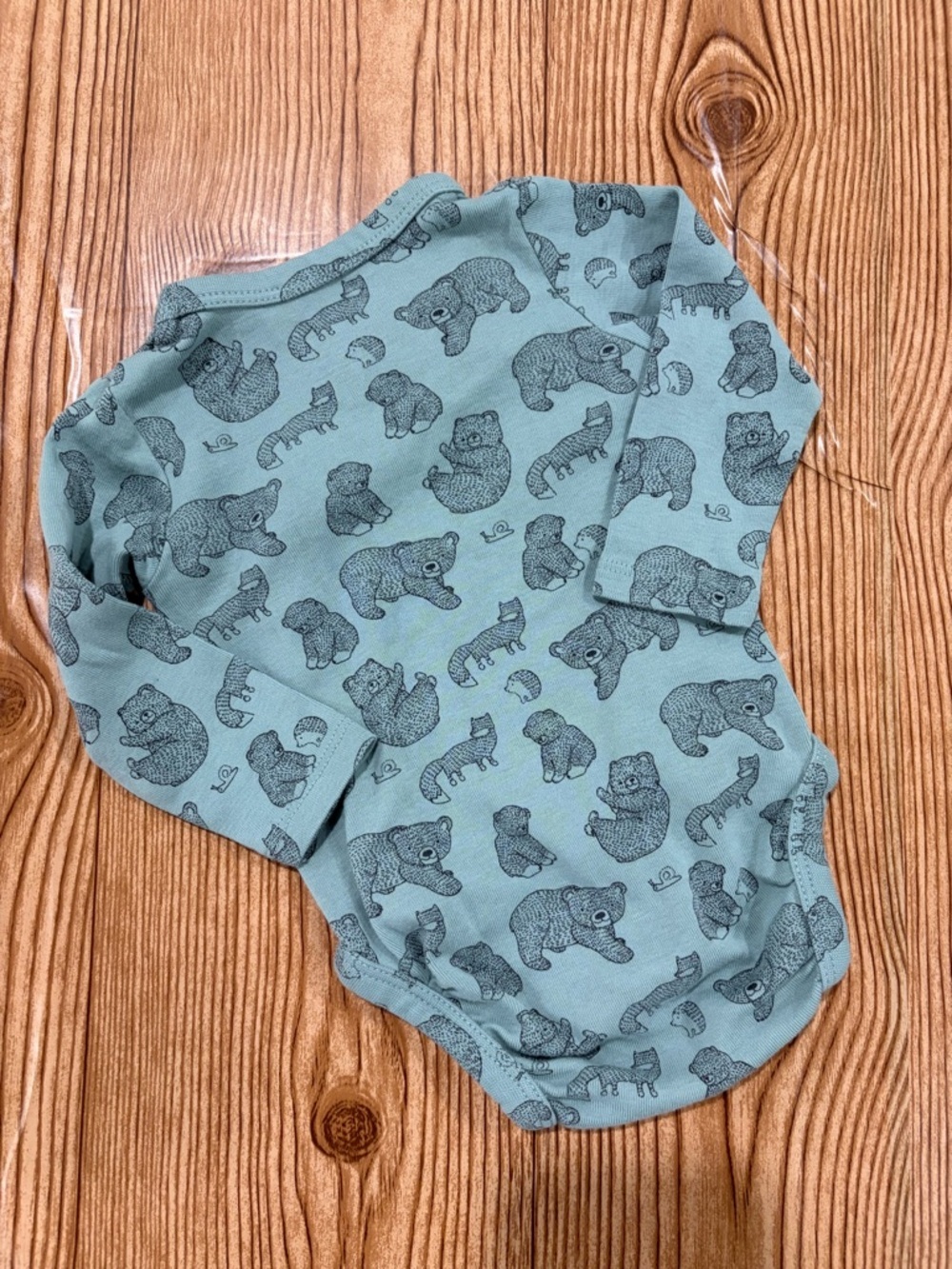 7/$20 H&M Light Green Baby Long Sleeve Bodysuit with Bear Print - Picture 2 of 3